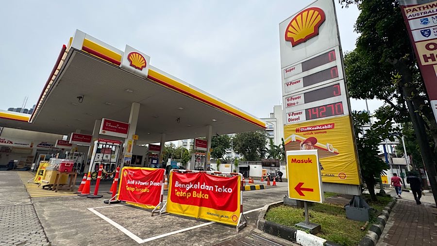 Suasana sepi saat stok BBM di SPBU Shell Warung Buncit, Jakarta, Jumat(3/10/2025). (Bloomberg Technoz/Andrean Kristianto)
