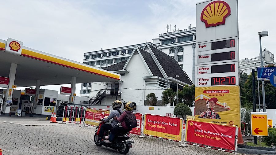 Pengendara motor masuk kedalam SPBU Shell di Cikin, Jakarta, Jumat  (3/10/2025). (Bloomberg Technoz/Andrean Kristianto)