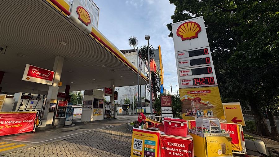 Pekerja Shell menjaga stand penjualan makanan dan minuman di SPBU Shell Arteri Pondok Indah, Jakarta, Jumat  (3/10/2025). (Bloomberg Technoz/Andrean)