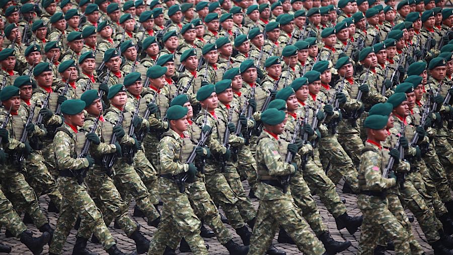 Prajurit mengikuti defile pasukan saat gladi bersih HUT ke-80 TNI di Monas, Jakarta, Jumat (3/10/2025). (Blommberg Technoz/Andrean Kristianto)