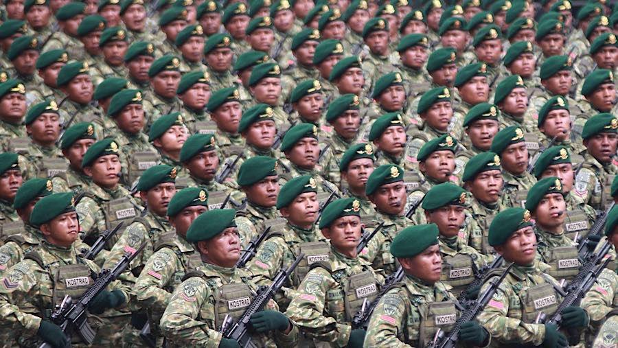 Prajurit mengikuti defile pasukan saat gladi bersih HUT ke-80 TNI di Monas, Jakarta, Jumat (3/10/2025). (Blommberg Technoz/Andrean Kristianto)