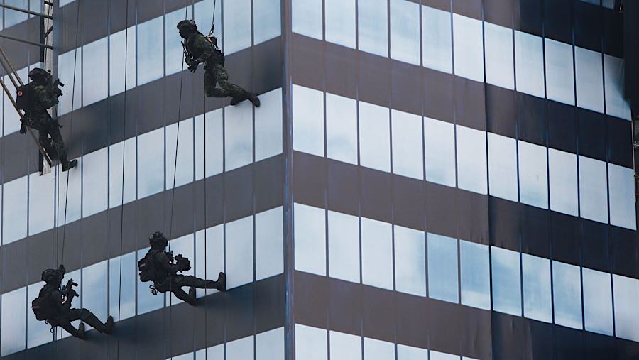 Agenda tersebut diikuti ribuan prajurit dari Angkatan Darat, Angkatan Laut, dan Angkatan Udara. (Blommberg Technoz/Andrean Kristianto)