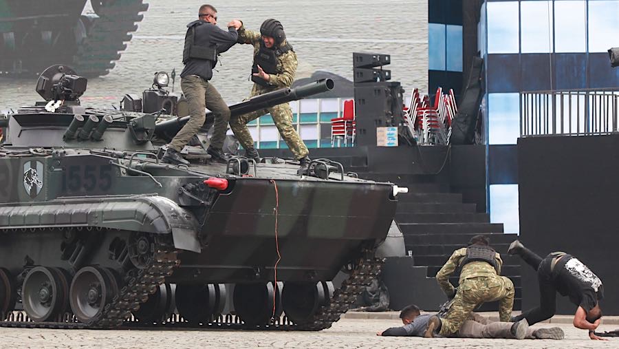 Dalam gladi bersih itu, menampilkan seluruh penampilan yang ada dalam rangkaian puncak HUT TNI. (Blommberg Technoz/Andrean Kristianto)