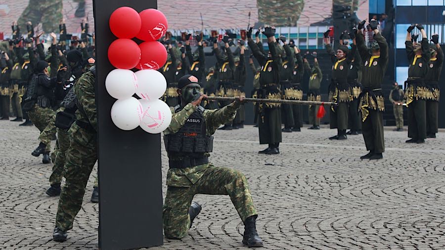 Prajurit TNI melakukan demonstrasi saat gladi bersih HUT ke-80 TNI di Monas, Jakarta, Jumat (3/10/2025). (Blommberg Technoz/Andrean Kristianto)