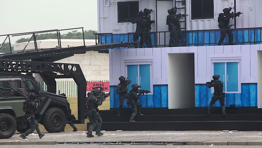 Demonstrasi pasukan gabungan ditampilkan yang merupakan bagian dari rangkaian HUT TNI. (Blommberg Technoz/Andrean Kristianto)