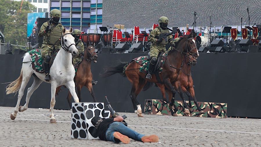 Selain upacara disuguhkan juga atraksi unjuk kemampuan prajurit, demonstrasi dinamis, dan pameran statis alutsista canggih. (Bloomberg Technoz/Andre)