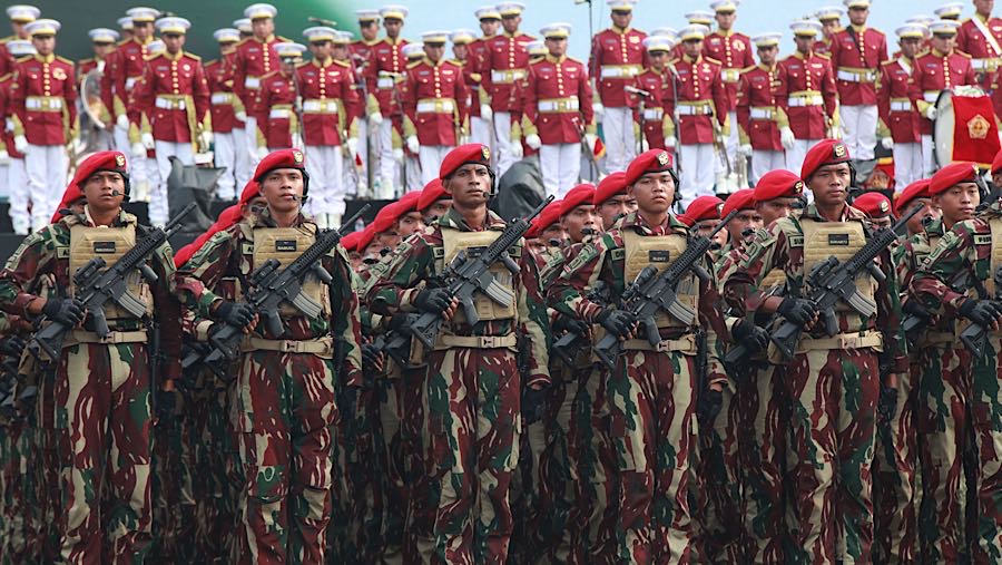 Prajurit berbaris saat gladi bersih upacara HUT ke-80 TNI di Monas, Jakarta, Jumat (3/10/2025). (Blommberg Technoz/Andrean Kristianto)
