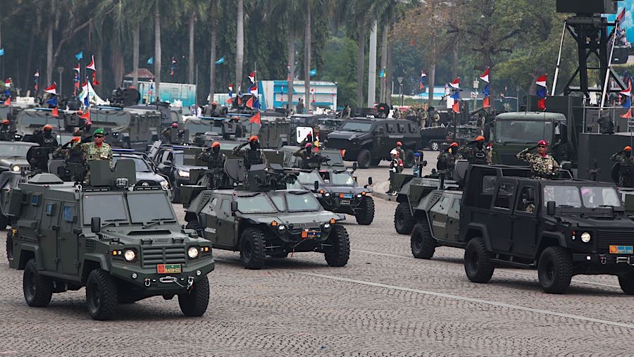 Beberapa alutsista yang dapat disaksikan langsung oleh masyarakat. (Blommberg Technoz/Andrean Kristianto)