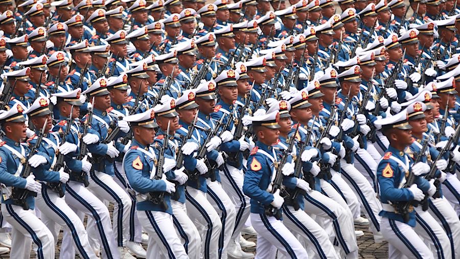 Rombongan defile akan berjalan melewati panggung utama, memberikan tontonan menarik bagi masyarakat yang hadir. (Blommberg Technoz/Andrean Kristianto)