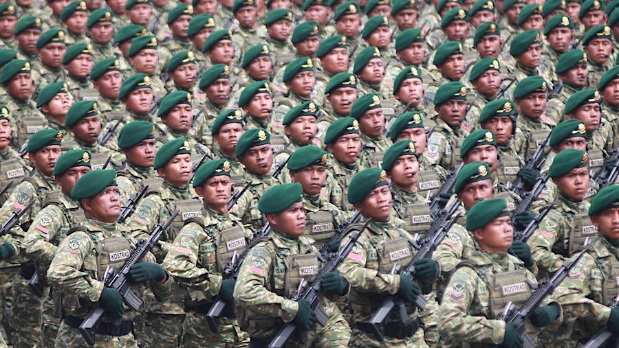 Prajurit mengikuti defile pasukan saat gladi bersih HUT ke-80 TNI di Monas, Jakarta, Jumat (3/10/2025). (Blommberg Technoz/Andrean Kristianto)