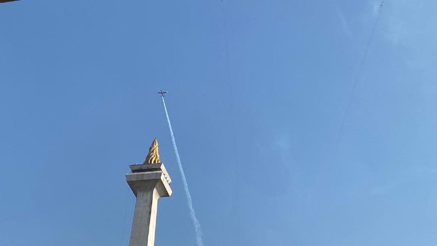 Aksi Jupiter Aerobatic di Perayaan HUT ke-80 TNI. (Dovana Hasiana/Bloomberg Technoz)