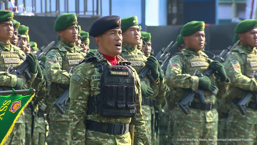 Komandan Upacara Pangkogabwilhan III, Letjen TNI Bambang Trisnohadi dalam Perayaan HUT ke-80 TNI di Monas. (Sekretariat Presiden)