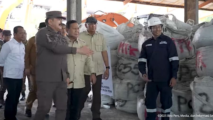 Presiden Prabowo saat Penyerahan Aset Rampasan Negara dari Tambang Ilegal kepada PT Timah Tbk. di Pangkal Pinang, Senin (6/10/2025). (Youtube Setpres)