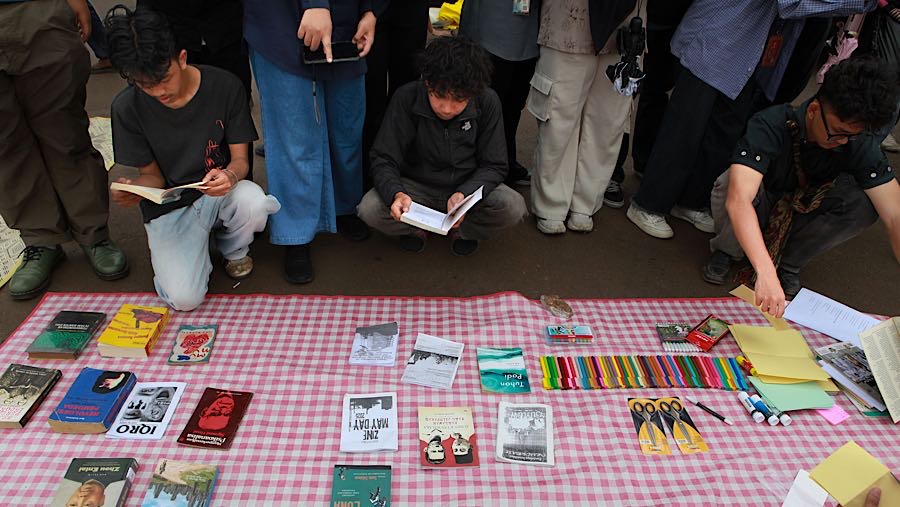 Suasana aksi tampak seperti kegiatan piknik. (Bloomberg Technoz/Andrean Kristianto)