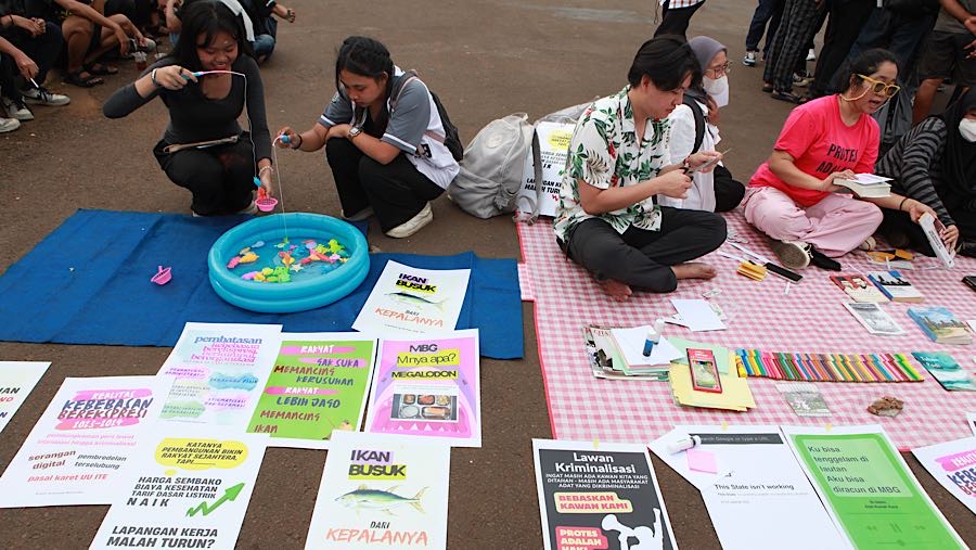 Sejumlah masyarakat sipil melakukan aksi demo di depan gedung DPR/MPR, Senin (6/10/2025). (Bloomberg Technoz/Andrean Kristianto)
