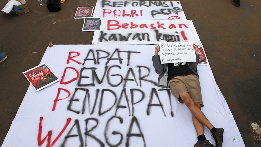 Poster dan spanduk dibawa untuk memperkuat pesan dalam aksi tersebut. (Bloomberg Technoz/Andrean Kristianto)