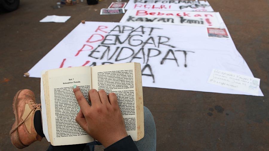 Buku dipilih sebagai simbol perlawanan karena sering dijadikan barang bukti dalam kasus kriminalisasi aktivis. (Bloomberg Technoz/Andrean Kristianto)