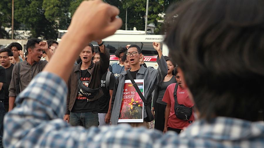 Sejumlah mahasiswa melakukan aksi demo di depan gedung DPR/MPR, Senin (6/10/2025). (Bloomberg Technoz/Andrean Kristianto)