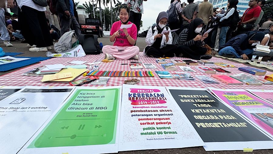 Sejumlah masyarakat sipil melakukan aksi demo di depan gedung DPR/MPR, Senin (6/10/2025). (Bloomberg Technoz/Andrean Kristianto)