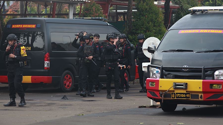 Gegana Brimob usai melakukan penyisiran ancaman bom di Mentari Intercultural School Bintaro, Selasa (7/10/2025) (Bloomberg Technoz/Andrean Kristianto)