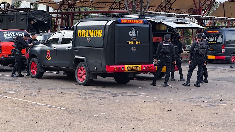 Personel polisi lalu melakukan penyisiran di seluruh area sekolah, mulai dari halaman, ruang kelas, hingga tempat parkir. (Bloomberg Technoz/Andrean)