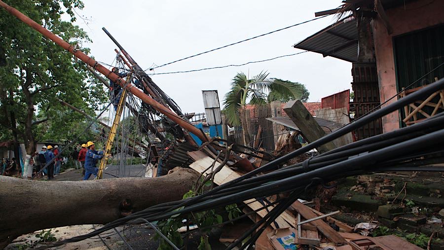 Salah satu pohon tumbang menimpa warung milik warga. (Bloomberg Technoz/ Andrean Kristianto)