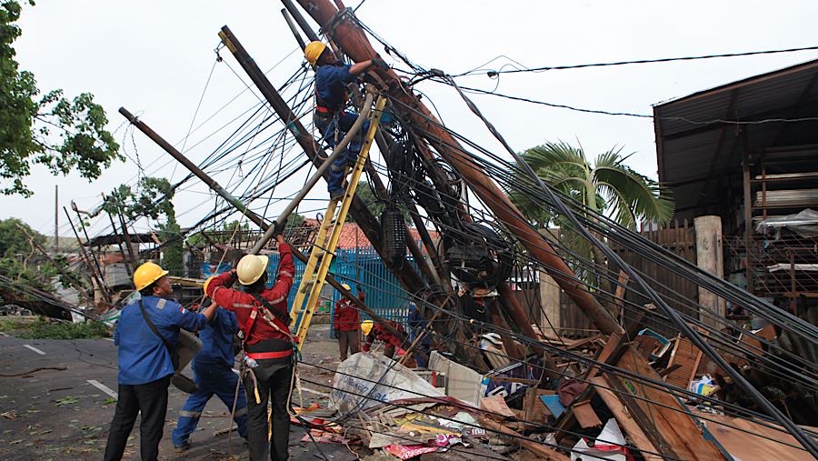 Salah satu lokasi berada di Jalan Jombang Raya yang menyebabkan dua pohon rengas berukuran besar tumbang. (Bloomberg Technoz/ Andrean Kristianto)