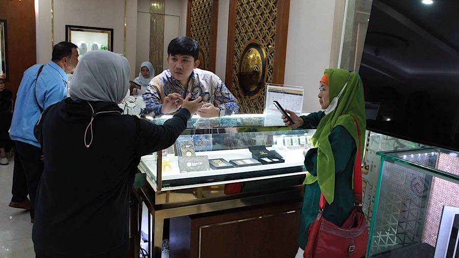 Tidak seperti saham atau kripto yang fluktuatif, emas menawarkan kestabilan jangka panjang. (Bloomberg Technoz/Andrean Kristianto)