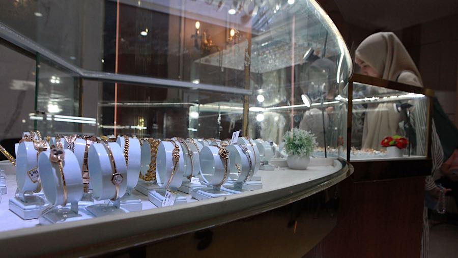 Para pembeli rela antre berjam-jam untuk membeli emas karena ramainya peminatnya saat ini. (Bloomberg Technoz/ Andrean Kristianto)