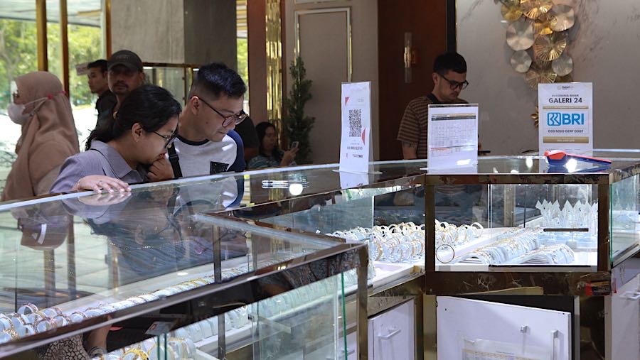 Calon pembeli melihat emas perhiasan di Galeri 24 Salemba, Jakarta, Selasa (7/10/2025). (Bloomberg Technoz/ Andrean Kristianto)