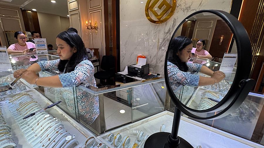 Hal tersebut terlihat makin ramainnya gerai penjualan emas, baik batangan maupun perhiasan. (Bloomberg Technoz/ Andrean Kristianto)