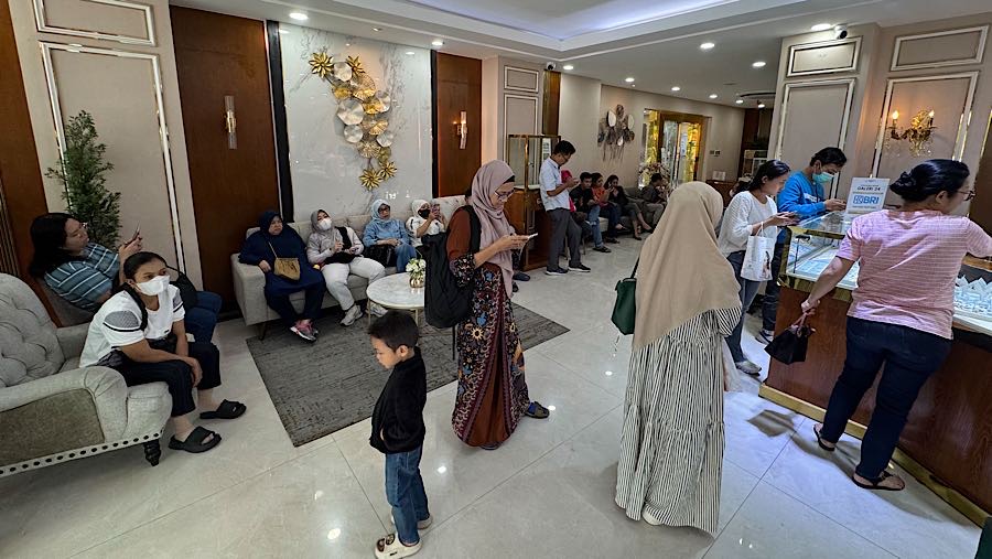 Harga emas yang semakin naik membuat masyarakat mencoba untuk berinvestasi emas. (Bloomberg Technoz/ Andrean Kristianto)