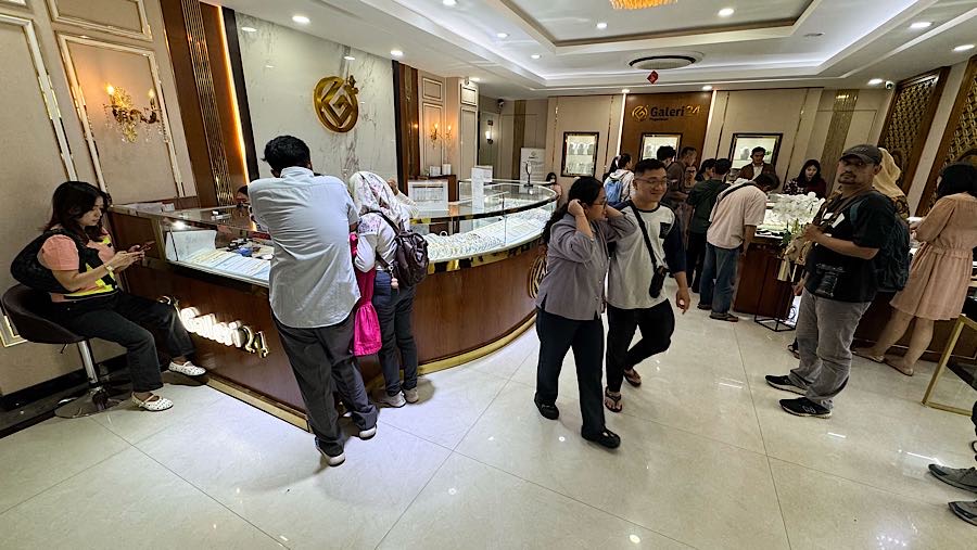 Calon pembeli melihat emas perhiasan di Galeri 24 Salemba, Jakarta, Selasa (7/10/2025). (Bloomberg Technoz/ Andrean Kristianto)