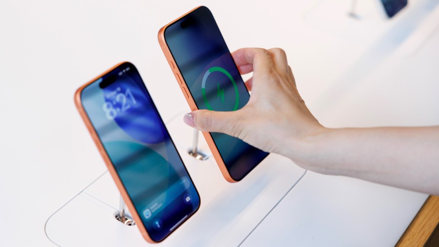 Pengunjung mencoba perangkat iPhone 17 terbaru di jaringan ritel resmi Apple. (Bloomberg)