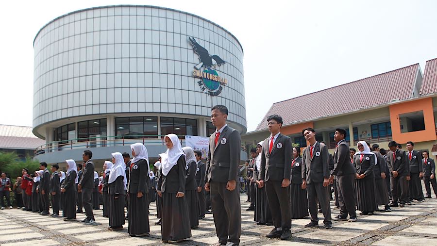 Peserta didik berbaris di lapangan SMAN Unggulan MH Thamrin, Jakarta, Rabu (8/10/2025). (Bloomberg Technoz/Andrean Kristianto)