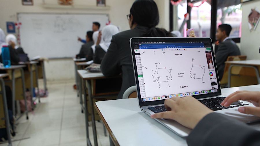 Sekolah ini memiliki jumlah siswa 264 orang yang memiliki kurikulum Nasional, Olimpiade, dan Internasional Cambridge. (Bloomberg Technoz/Andre)