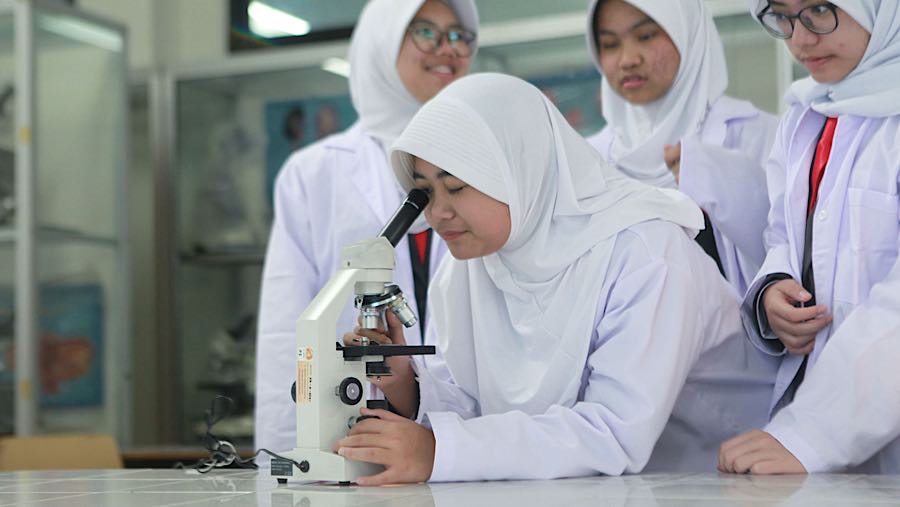 Siswi menggunakan microscope saat praktikum biologi di SMAN Unggulan Thamrin, Jakarta, Rabu (8/10/2025). (Bloomberg Technoz/Andrean Kristianto)