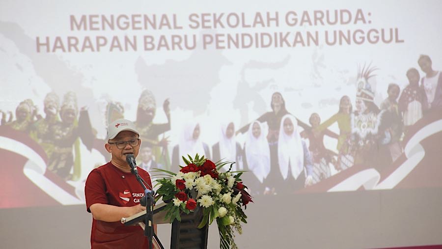 Mendikdasmen Abdul Mu'ti saat Mengenal Sekolah Garuda di SMAN Unggulan MH Thamrin, Jakarta, Rabu (8/10/2025). (Bloomberg Technoz/Andrean Kristianto)