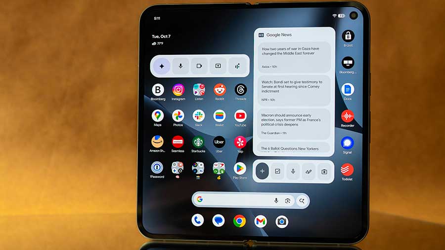 Google Pixel 10 Pro memiliki layar internal 8 inci. (Chris Welch/Bloomberg)