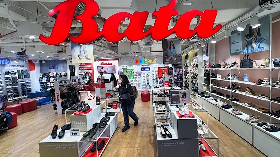 Pengunjung melihat produk alas kaki di salah satu gerai PT Sepatu Bata Tbk (BATA), Jakarta, Kamis (9/10/2025). (Bloomberg Technoz/Andrean Kristianto)