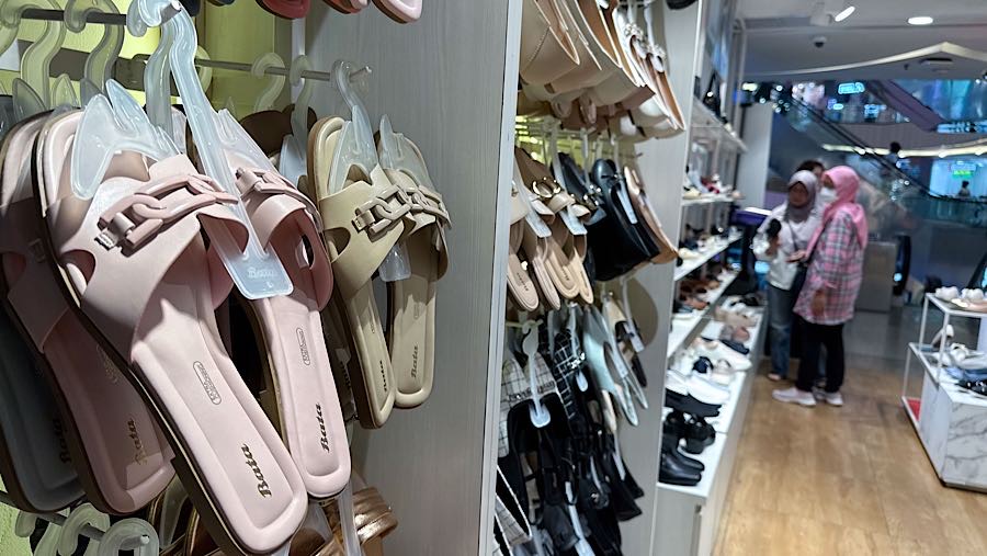 Pengunjung melihat produk alas kaki di salah satu gerai PT Sepatu Bata Tbk (BATA), Jakarta, Kamis (9/10/2025). (Bloomberg Technoz/Andrean Kristianto)