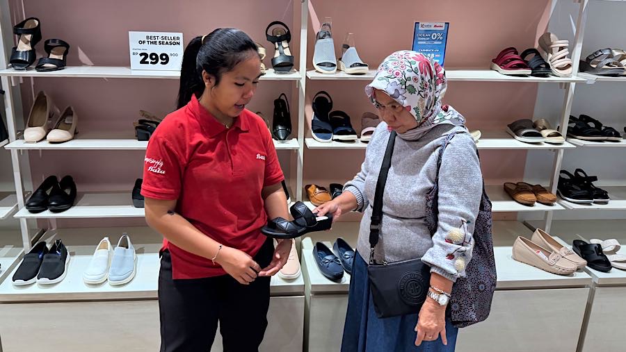 Bata merupakan salah satu merek yang telah lama menjadi ikon di pasar ritel di industri alas kaki. (Bloomberg Technoz/Andrean Kristianto)