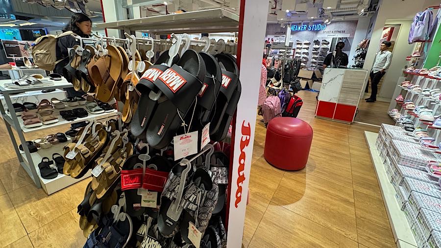 Pengunjung melihat produk alas kaki di salah satu gerai PT Sepatu Bata Tbk (BATA), Jakarta, Kamis (9/10/2025). (Bloomberg Technoz/Andrean Kristianto)