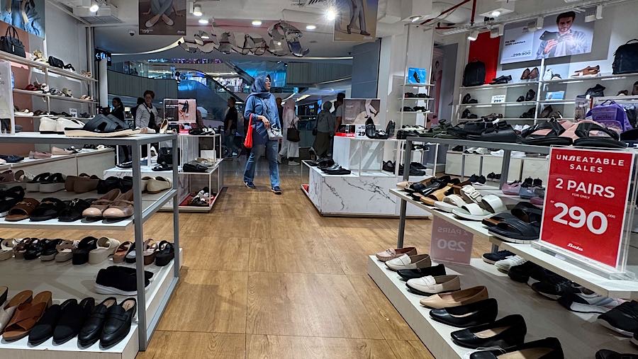 Langkah ini menandai berakhirnya era Bata sebagai produsen alas kaki domestik utama di Indonesia. (Bloomberg Technoz/Andrean Kristianto)