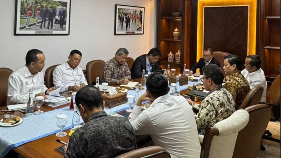 Rapat program strategis pemerintah dan perkembangan mengenai ekosistem keuangan dan perbankan di Tanah Air. (Instagram @sekretariat.kabinet)