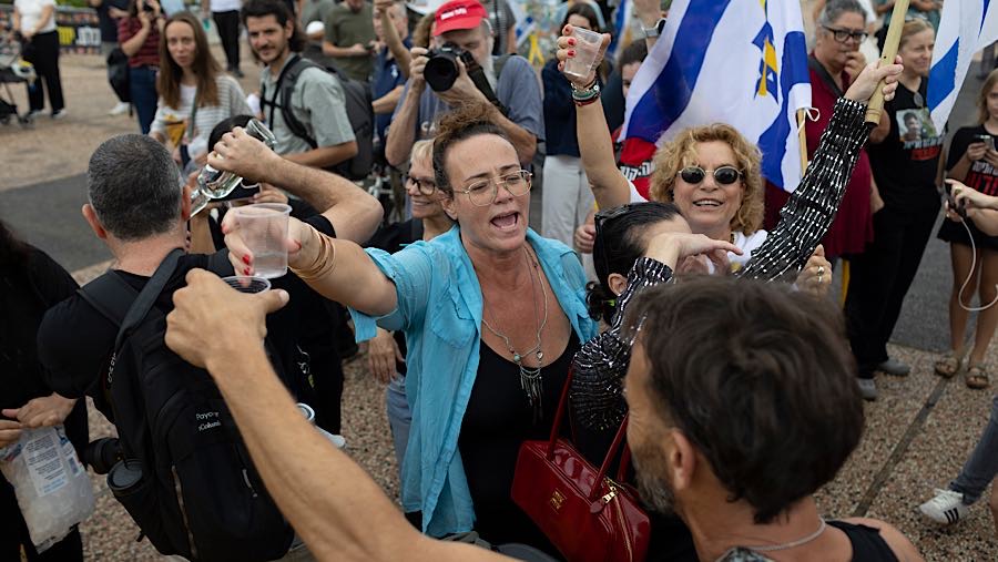 Gencatan senjata itu bagian dari fase pertama rencana perdamaian yang diusung Presiden AS Donald Trump untuk mengakhiri perang. (Kobi Wolf/Bloomberg)