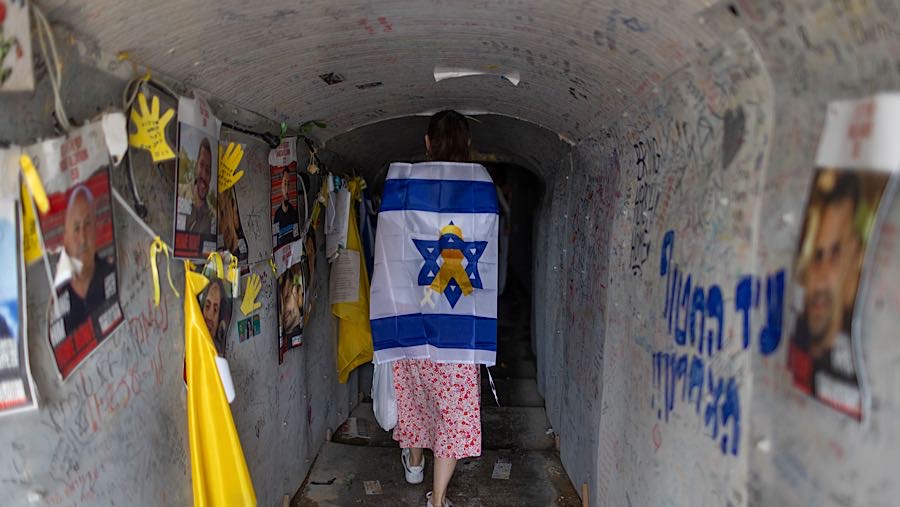 Israel akan membebaskan hampir 2.000 tahanan Palestina dan menarik pasukan militernya dari Gaza ke garis yang disepakati. (Kobi Wolf/Bloomberg)