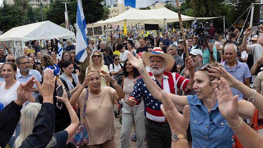 Warga Israel merayakan pengumuman Israel dan Hamas sepakat untuk pembebasan semua sandera di Tel Aviv, Israel, Kamis (9/10/2025) (Kobi Wolf/Bloomberg)