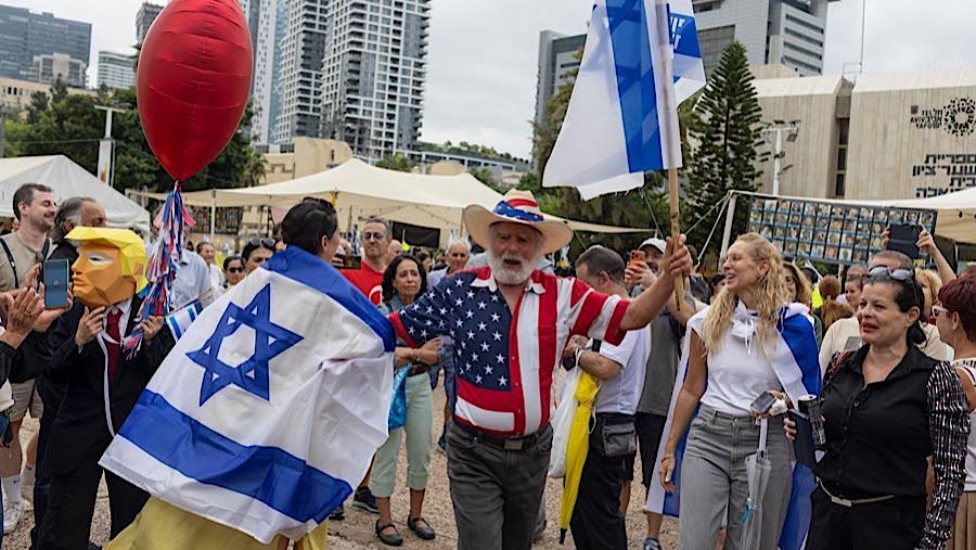 Warga Israel merayakan pengumuman Israel dan Hamas sepakat untuk pembebasan semua sandera di Tel Aviv, Israel, Kamis (9/10/2025) (Kobi Wolf/Bloomberg)
