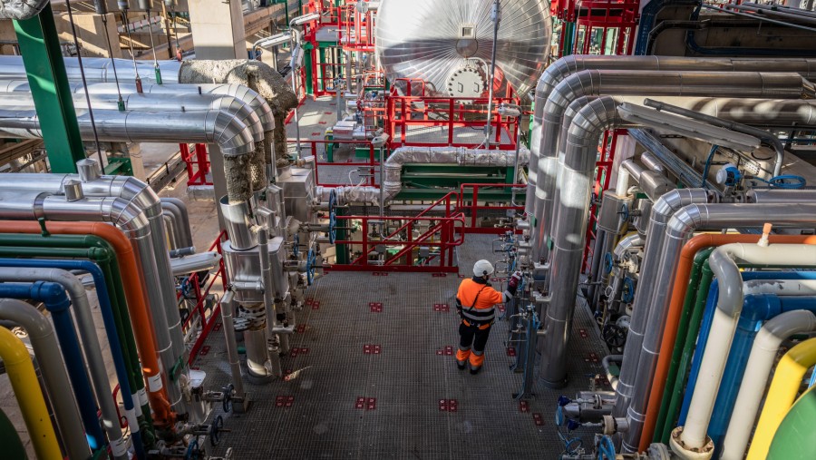 Kilang minyak Repsol SA di Spanyol./Bloomberg-Angel Garcia